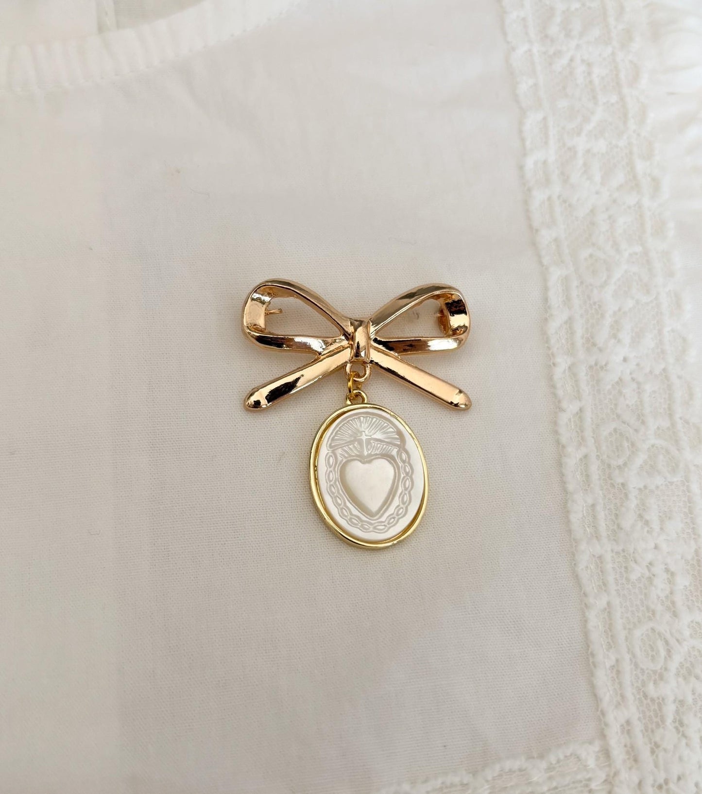 Sacred heart of Jesus pendant brooch - Catholic jewelry keepsake gift